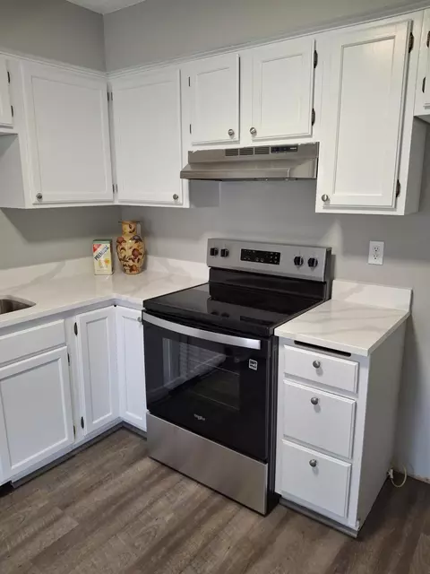 Kitchen - 4112 S Meadowlark Rd, Eagan, MN 55122 photo 2 of 3