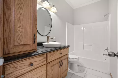 Bath - 1172 Eagle Park Dr S, Fargo, ND 58104 photo 4 of 5