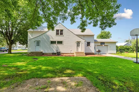 212 14th St, Heron Lake, MN 56137