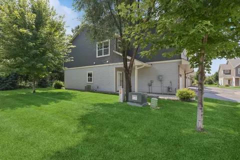 12226 River Valley Dr, Burnsville, MN 55337