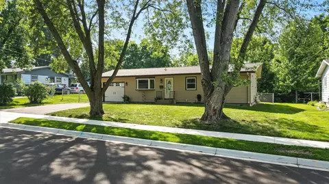 916 Westwood Dr, Faribault, MN 55021