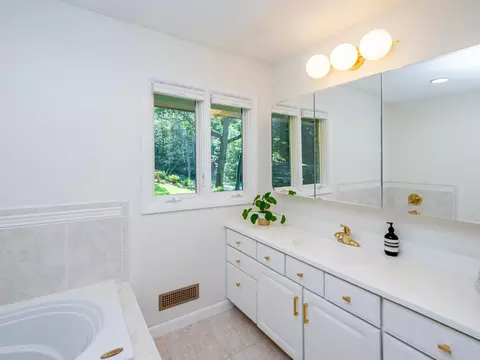 8218 Oakmere Rd, Bloomington, MN 55438 photo 25