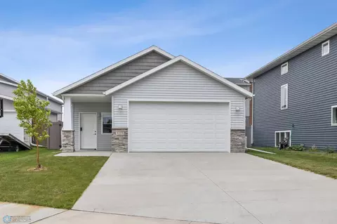3222 10th St N, Fargo, ND 58102