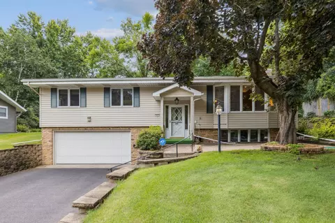 832 Parker Ave, Roseville, MN 55113