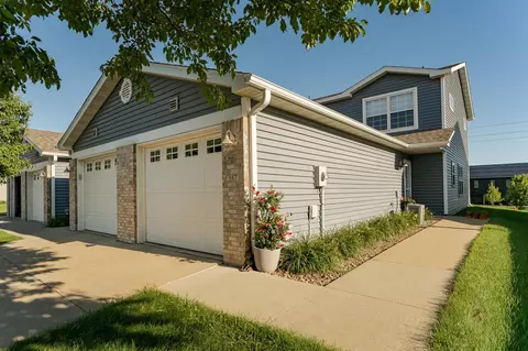 587 Pointe Ct SW, Rochester, MN 55902
