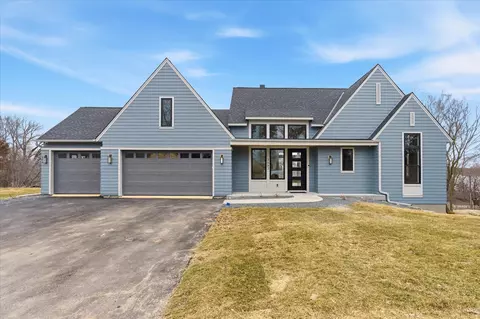 2682 Lakeview Ct, Little Canada, MN 55117
