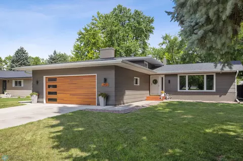 2458 W Country Club Dr S, Fargo, ND 58103