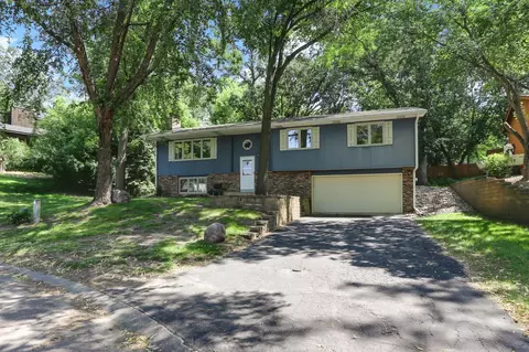 570 Crestview Dr S, Maplewood, MN 55119