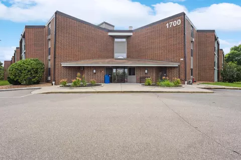 1700 Four Oaks Rd #327, Eagan, MN 55121