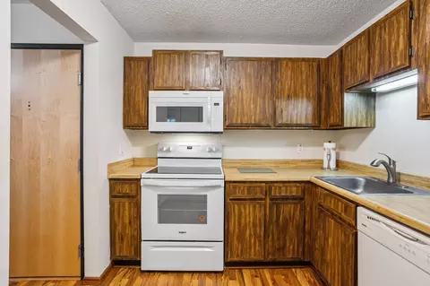 1700 Four Oaks Rd #327, Eagan, MN 55121 photo 8