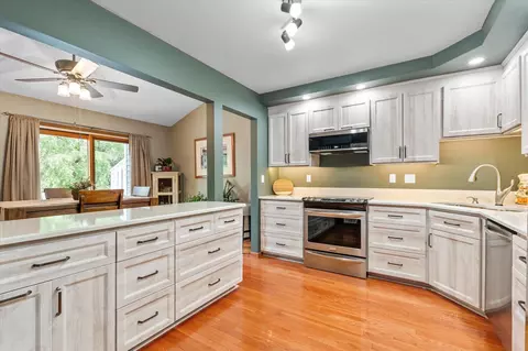 9357 Nesbitt Rd, Bloomington, MN 55437 photo 7