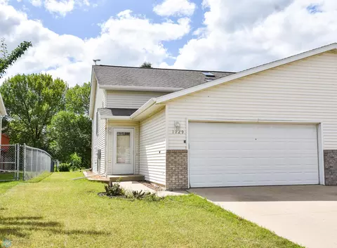 1729 49th St S, Fargo, ND 58103