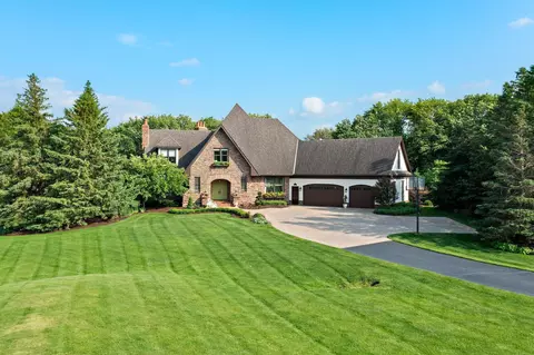 9921 Deerbrook Dr, Chanhassen, MN 55317