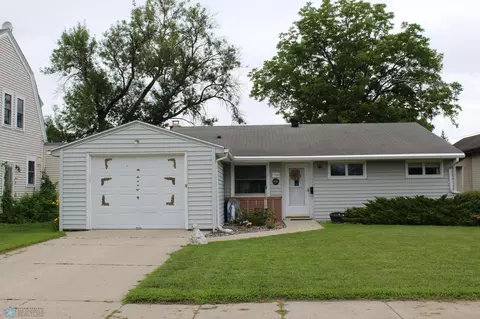718 6th St N, Wahpeton, ND 58075