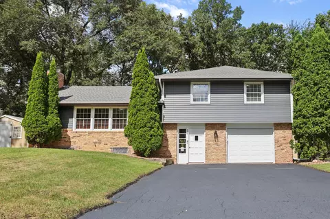 325 Quaker Ln N, Plymouth, MN 55441