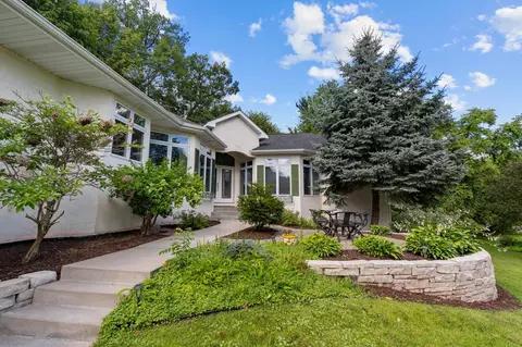 2888 Forest Rdg, Chaska, MN 55318