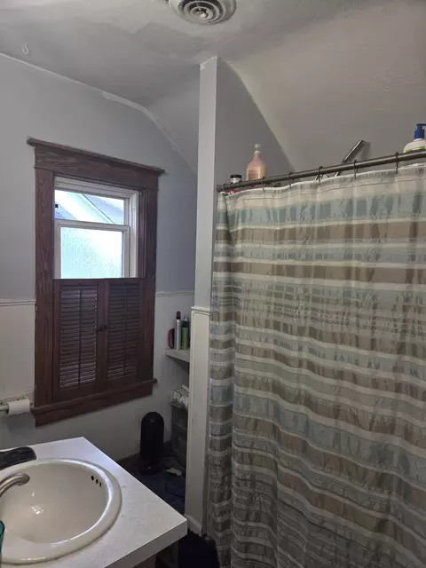 Bath - 3022 Devonshire St, Duluth, MN 55806 photo 1 of 1