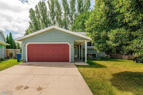 1246 32nd Street Cir S, Moorhead, MN 56560