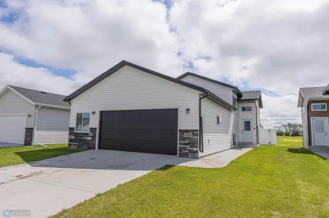 6908 67th St S, Horace, ND 58047