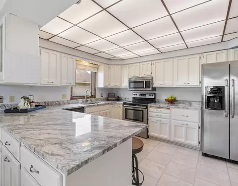 2824 Aglen St, Roseville, MN 55113