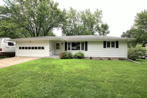 725 Southview Dr SW, Hutchinson, MN 55350
