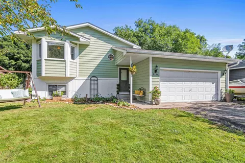 2741 Oakview Ln, Monticello, MN 55362