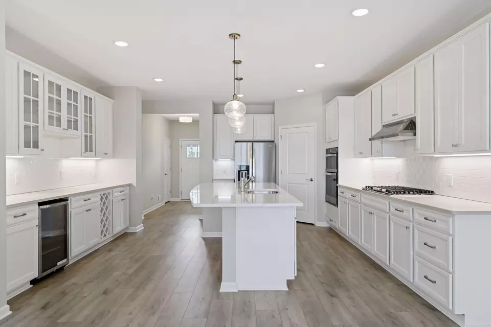 Kitchen - 1095 Moers Dr, Chaska, MN 55318 photo 2 of 11