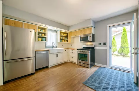 2079 Shale Ln, Eagan, MN 55122 photo 2
