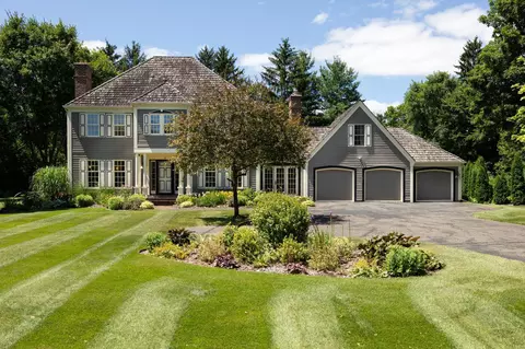 9 Larkspur Ln, North Oaks, MN 55127