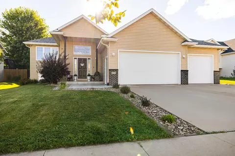6131 Hillsboro Dr NW, Rochester, MN 55901