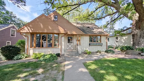 1913 Malvern St, Lauderdale, MN 55113