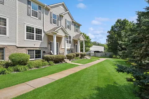 933 Ledgestone Dr, Mahtomedi, MN 55115