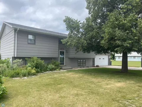 127 N 15th St, Oakes, ND 58474