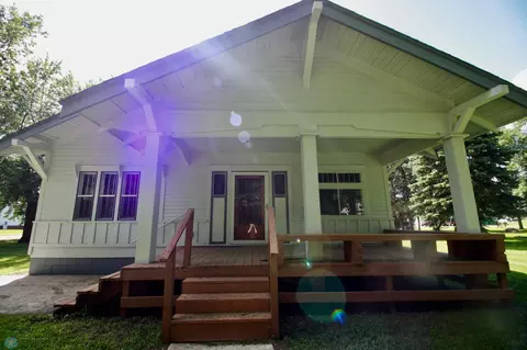 201 Mathews St, Mantador, ND 58058