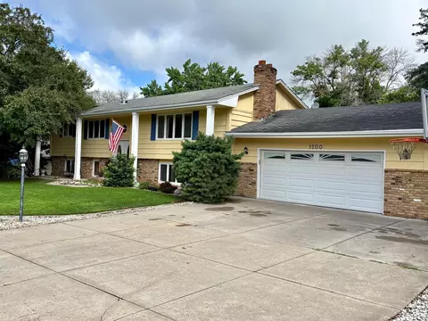 1200 W 136th St, Burnsville, MN 55337