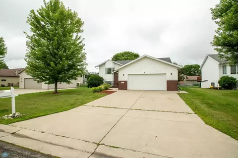 1215 18th St N, Moorhead, MN 56560