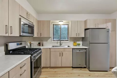Kitchen - 1824 Turquoise Trl, Eagan, MN 55122 photo 4 of 5