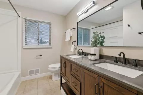 Bath - 1824 Turquoise Trl, Eagan, MN 55122 photo 1 of 2