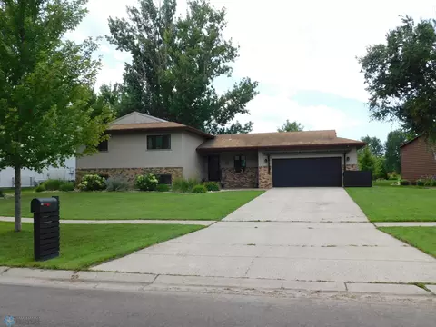 48 Prairiewood Dr S, Fargo, ND 58103
