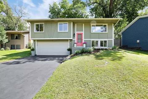 6795 Woodhill Trl, Eden Prairie, MN 55346