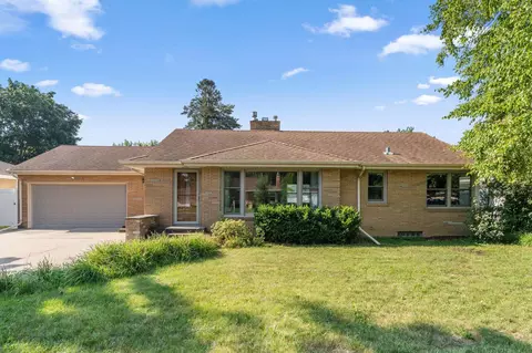 1142 Sandhurst Dr W, Roseville, MN 55113