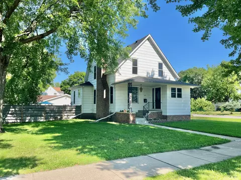207 N 5th St, Marshall, MN 56258