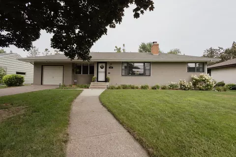 1141 Summer St, Roseville, MN 55113