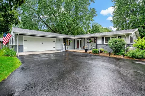 2091 Kenwood Dr E, Maplewood, MN 55117