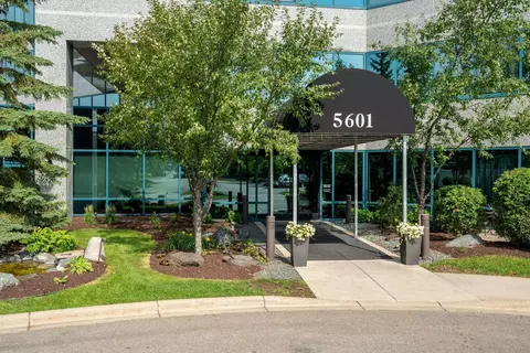 5601 Smetana Dr #907, Hopkins, MN 55343