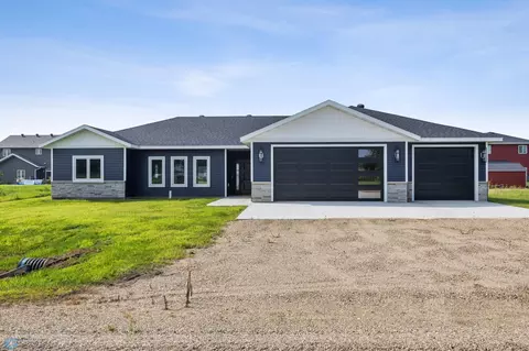 301 Pine Dr, Hankinson, ND 58041