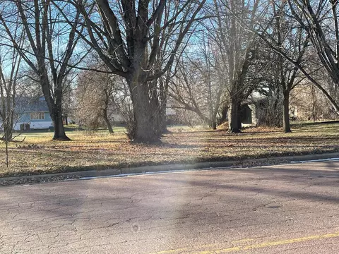 17 Th 17th St, Windom, MN 56101