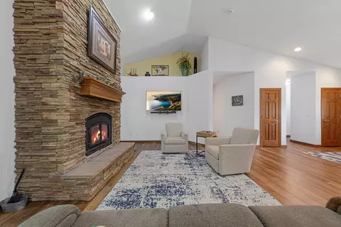 Living - 1900 Hiersche Rd, Faribault, MN 55021 photo 3 of 4