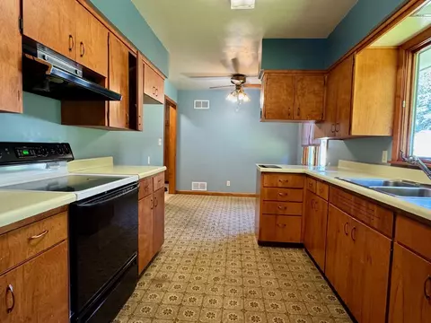 219 E Hollett St, Tracy, MN 56175 photo 2