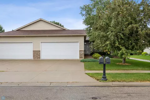 326 44th Ave S, Moorhead, MN 56560